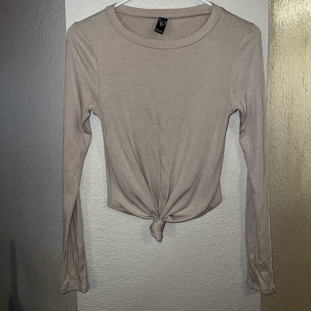 Long sleeve crème color windsor top. Soft/thin material/ cute ✨ worn once